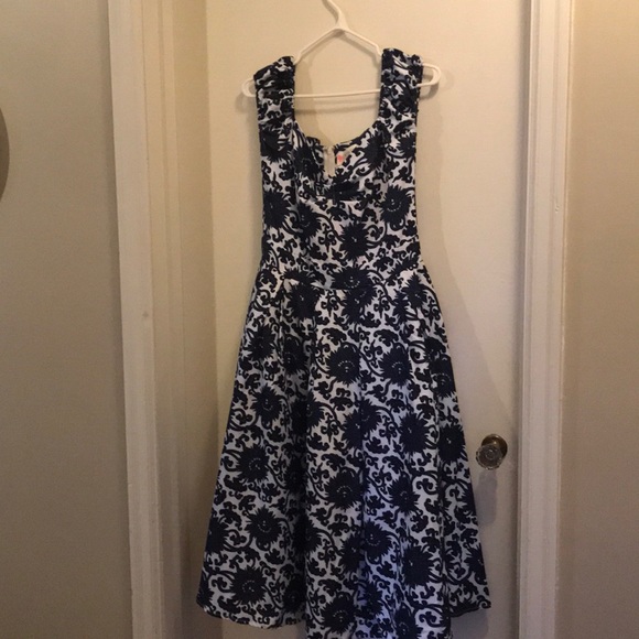 Gorgeous Dress for any Special Occasion - Picture 1 of 4